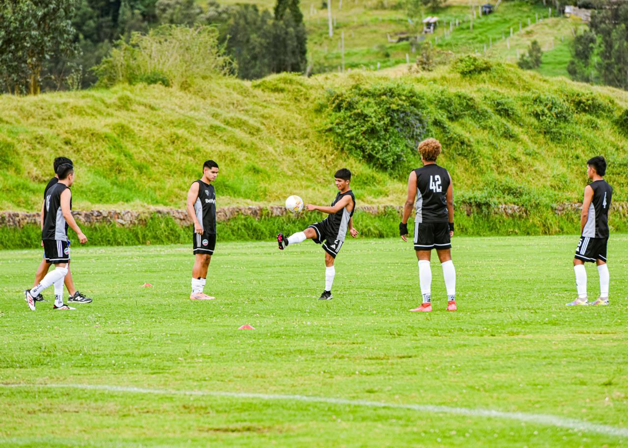 Caciques Boyacá FC — práctica en cancha verde de Boyacá