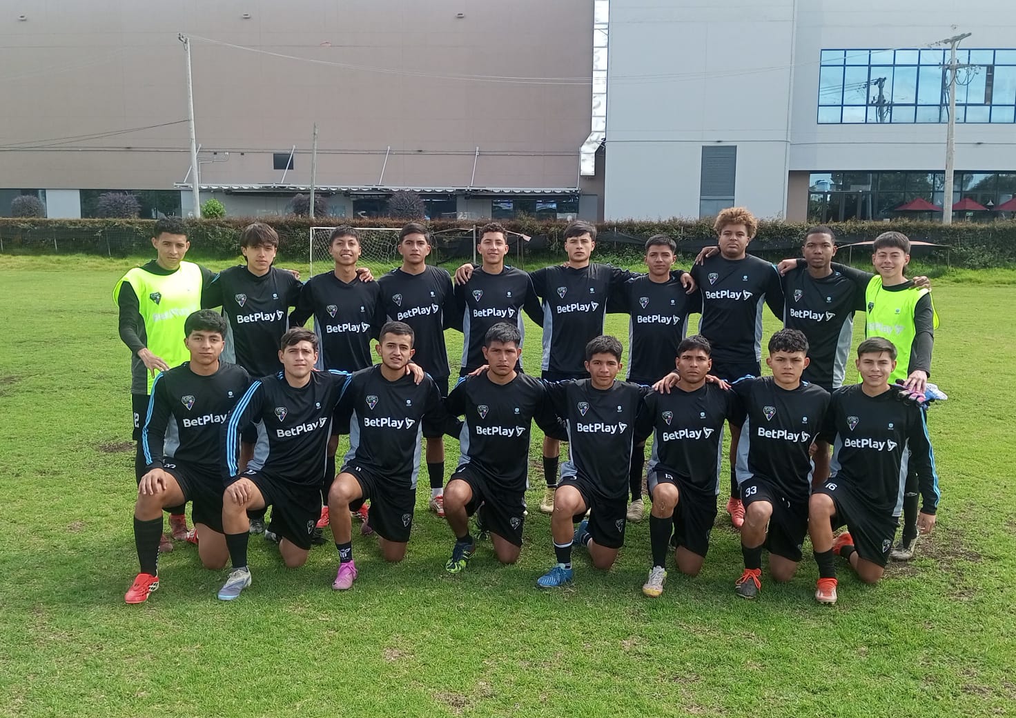 Plantel completo del Club Deportivo de Fútbol Caciques Boyacá